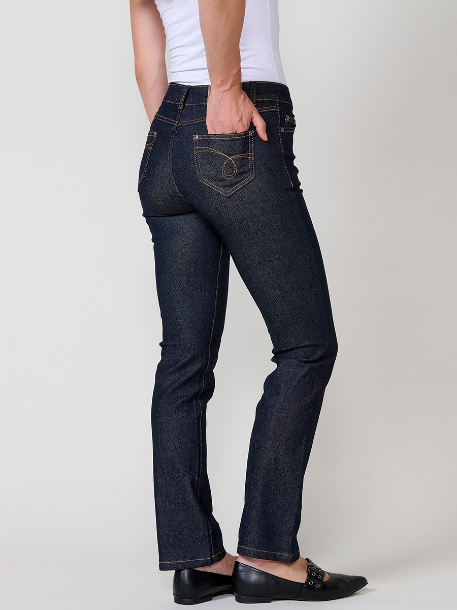 Pantalón vaquero azul muy oscuro para mujer, corte wide de tiro medio, cinco bolsillos y pespuntes marcados a contraste.