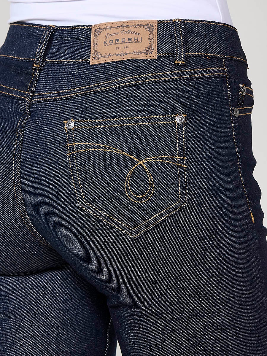 Pantalón vaquero azul muy oscuro para mujer, corte wide de tiro medio, cinco bolsillos y pespuntes marcados a contraste.