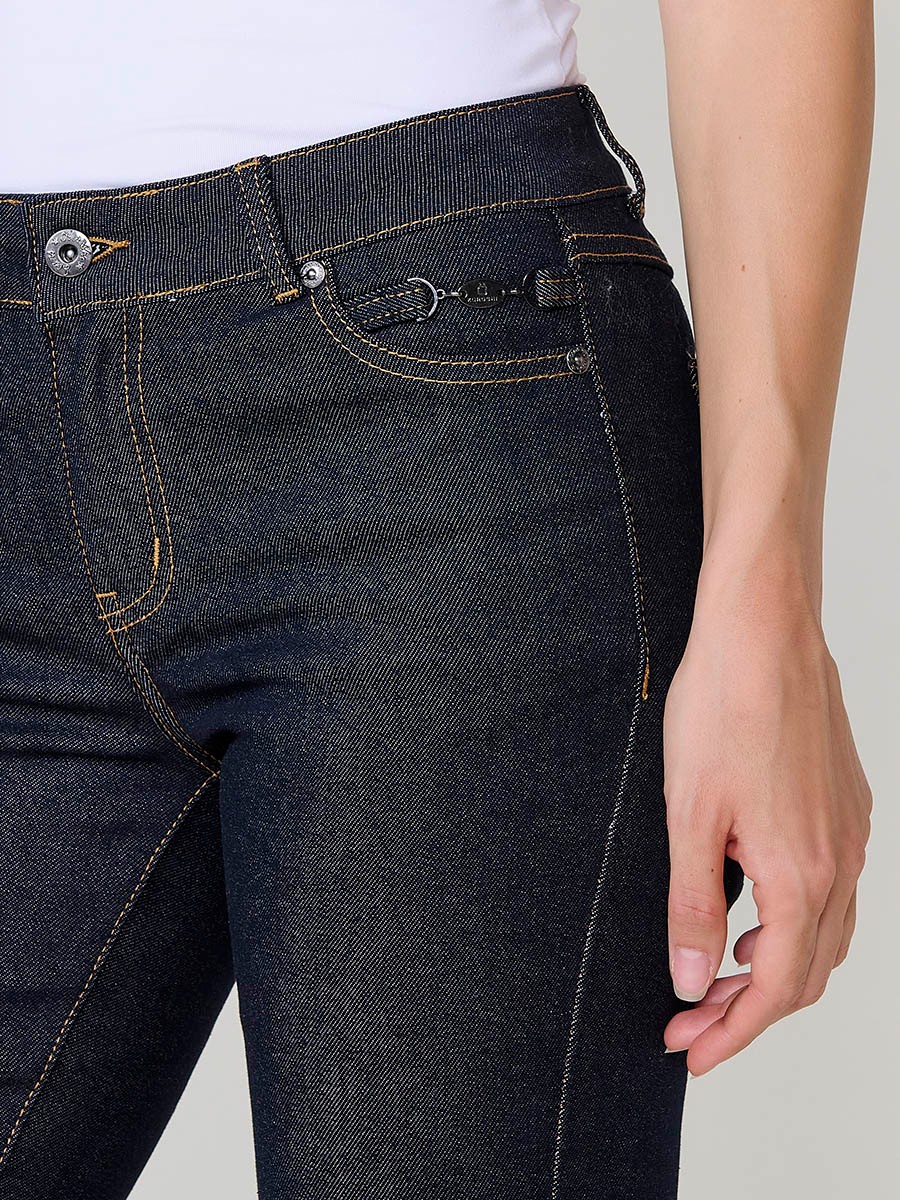 Pantalón vaquero azul muy oscuro para mujer, corte wide de tiro medio, cinco bolsillos y pespuntes marcados a contraste.
