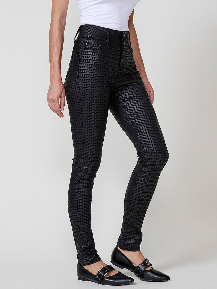 Women’s slim double push up pants with semi-shiny houndstooth print, mid-rise waist, five pockets and double button closure.