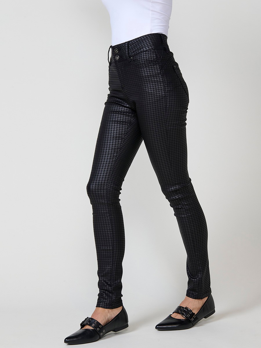 Women’s slim double push up pants with semi-shiny houndstooth print, mid-rise waist, five pockets and double button closure.
