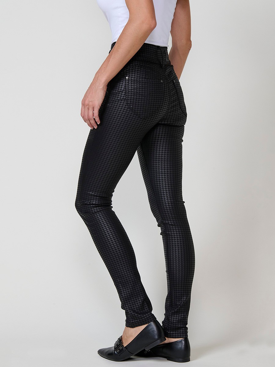 Women’s slim double push up pants with semi-shiny houndstooth print, mid-rise waist, five pockets and double button closure.