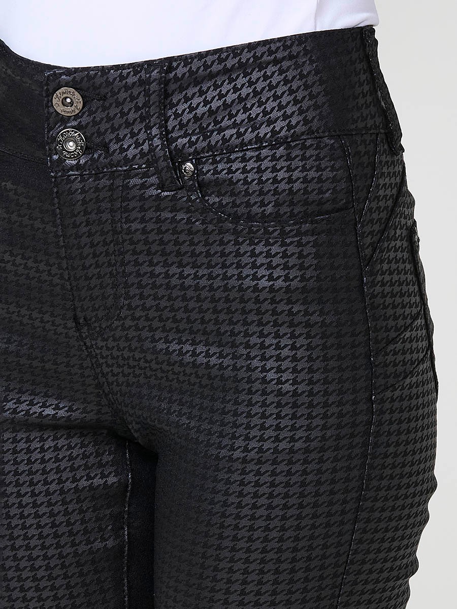 Women’s slim double push up pants with semi-shiny houndstooth print, mid-rise waist, five pockets and double button closure.