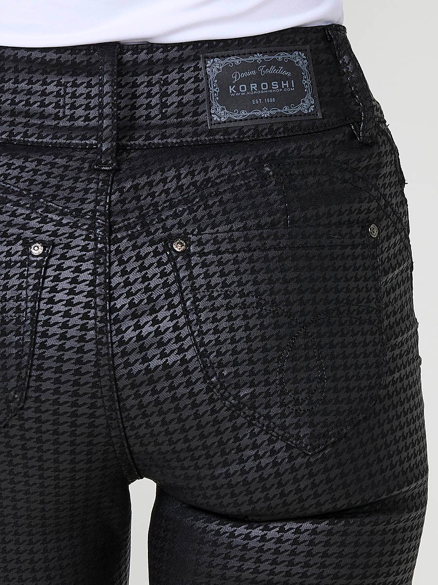 Women’s slim double push up pants with semi-shiny houndstooth print, mid-rise waist, five pockets and double button closure.