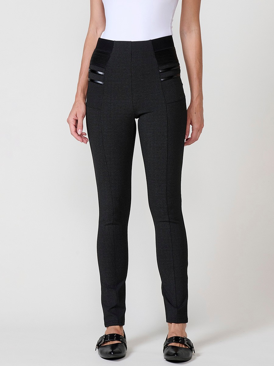 Pantalón legging de mujer jacquard moteado con efecto push up, cintura ancha con goma y detalles laterales efecto piel.