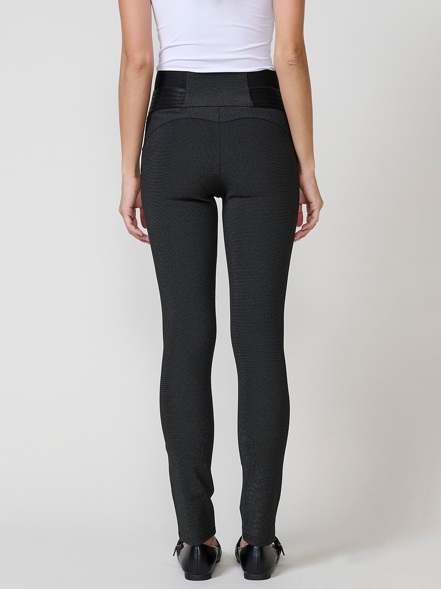 Pantalón legging de mujer jacquard moteado con efecto push up, cintura ancha con goma y detalles laterales efecto piel.