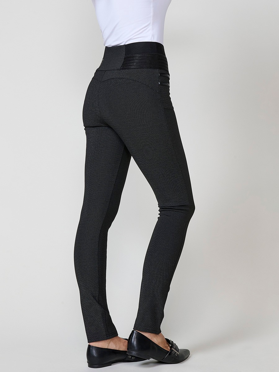 Pantalón legging de mujer jacquard moteado con efecto push up, cintura ancha con goma y detalles laterales efecto piel.