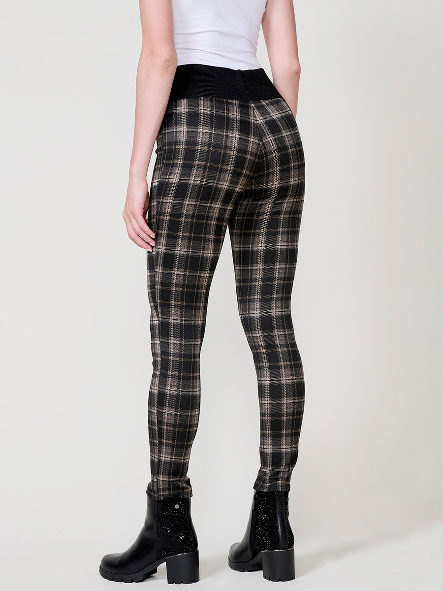 Leggings de mujer en jacquard de cuadros, tiro medio, cintura ancha con goma y detalle de botones decorativos frontales.