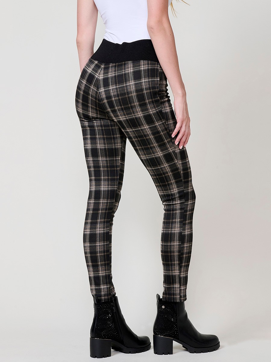 Leggings de mujer en jacquard de cuadros, tiro medio, cintura ancha con goma y detalle de botones decorativos frontales.