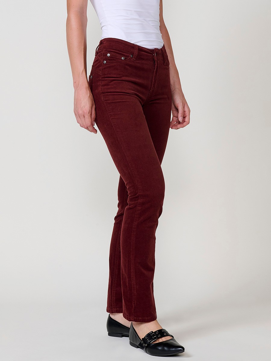Pantalón de micropana elástica para mujer, modelo regular con efecto doble push up, tiro medio y cinco bolsillos.