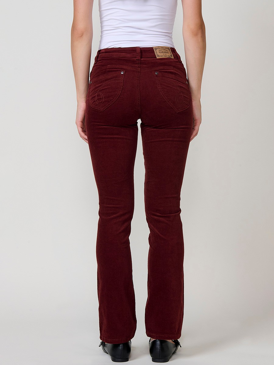 Pantalón de micropana elástica para mujer, modelo regular con efecto doble push up, tiro medio y cinco bolsillos.