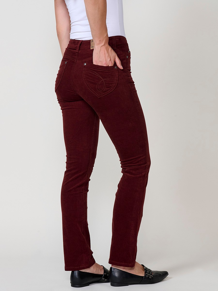 Pantalón de micropana elástica para mujer, modelo regular con efecto doble push up, tiro medio y cinco bolsillos.