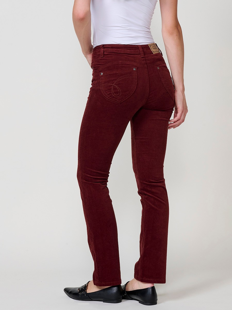 Pantalón de micropana elástica para mujer, modelo regular con efecto doble push up, tiro medio y cinco bolsillos.