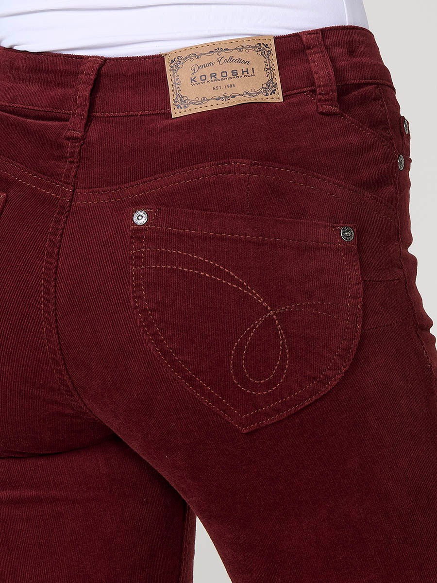 Pantalón de micropana elástica para mujer, modelo regular con efecto doble push up, tiro medio y cinco bolsillos.