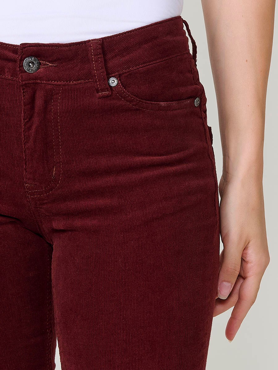 Pantalón de micropana elástica para mujer, modelo regular con efecto doble push up, tiro medio y cinco bolsillos.