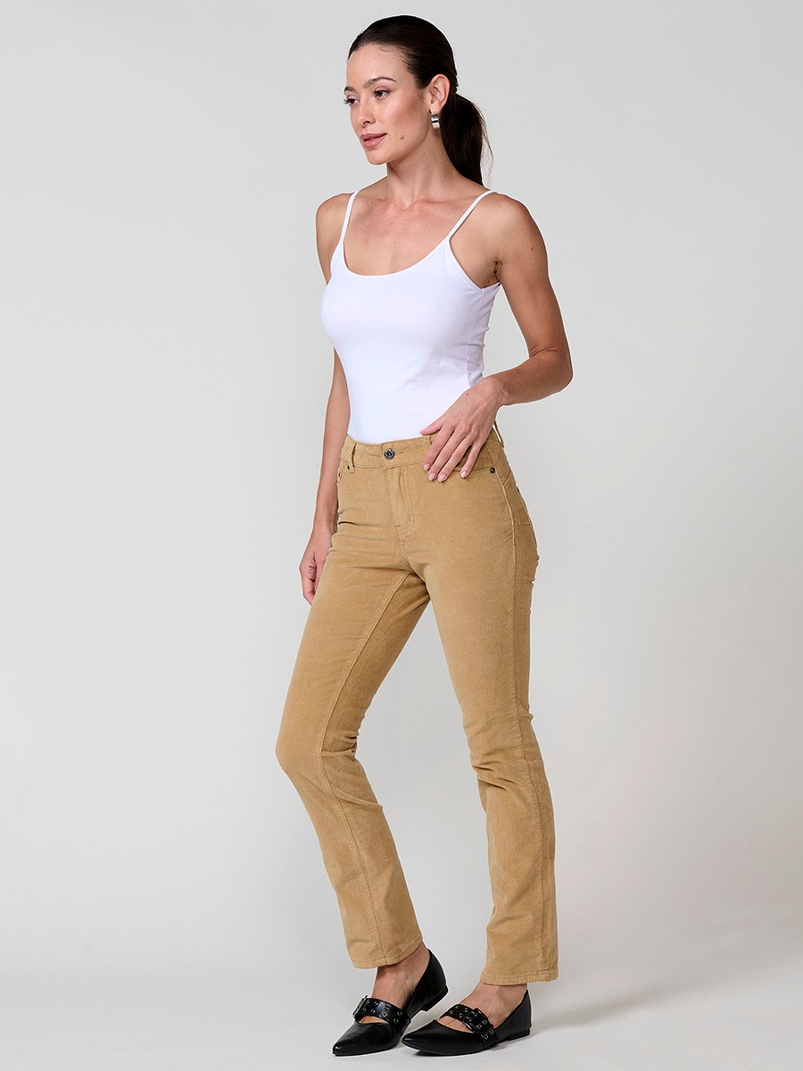 Pantalón de micropana elástica para mujer en color ocre. Corte regular con efecto doble push up, tiro medio y cinco bolsillos.