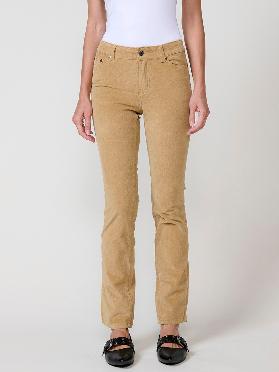 Pantalón de micropana elástica para mujer en color ocre. Corte regular con efecto doble push up, tiro medio y cinco bolsillos.