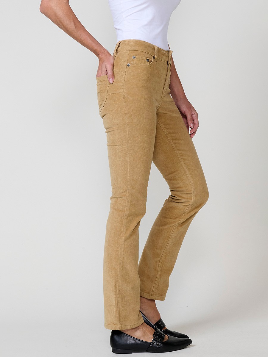 Pantalón de micropana elástica para mujer en color ocre. Corte regular con efecto doble push up, tiro medio y cinco bolsillos.