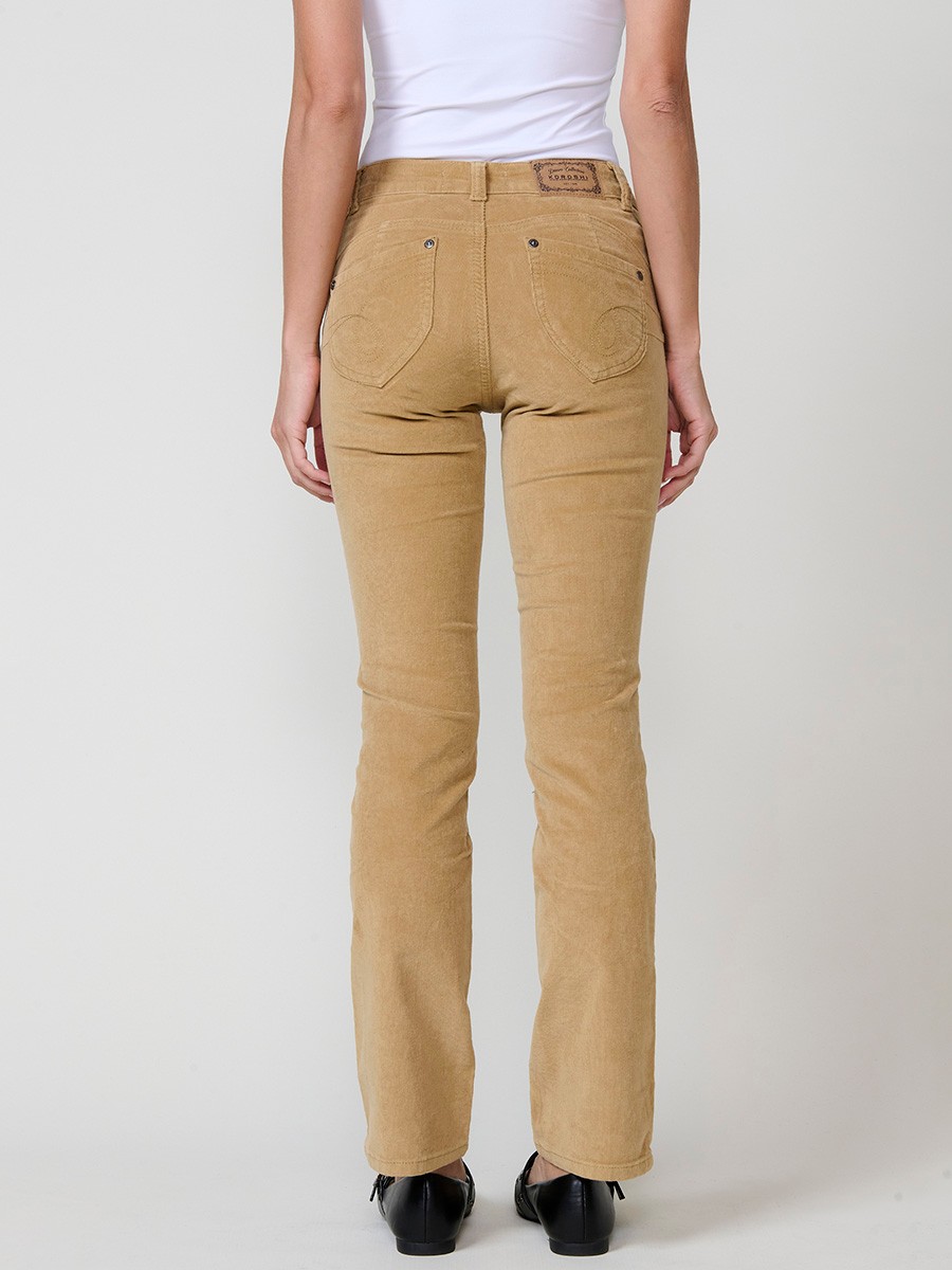 Pantalón de micropana elástica para mujer en color ocre. Corte regular con efecto doble push up, tiro medio y cinco bolsillos.