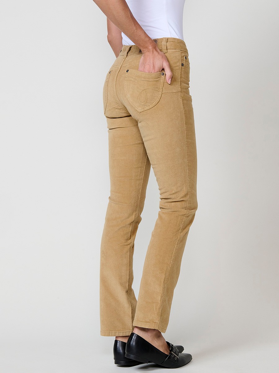 Pantalón de micropana elástica para mujer en color ocre. Corte regular con efecto doble push up, tiro medio y cinco bolsillos.