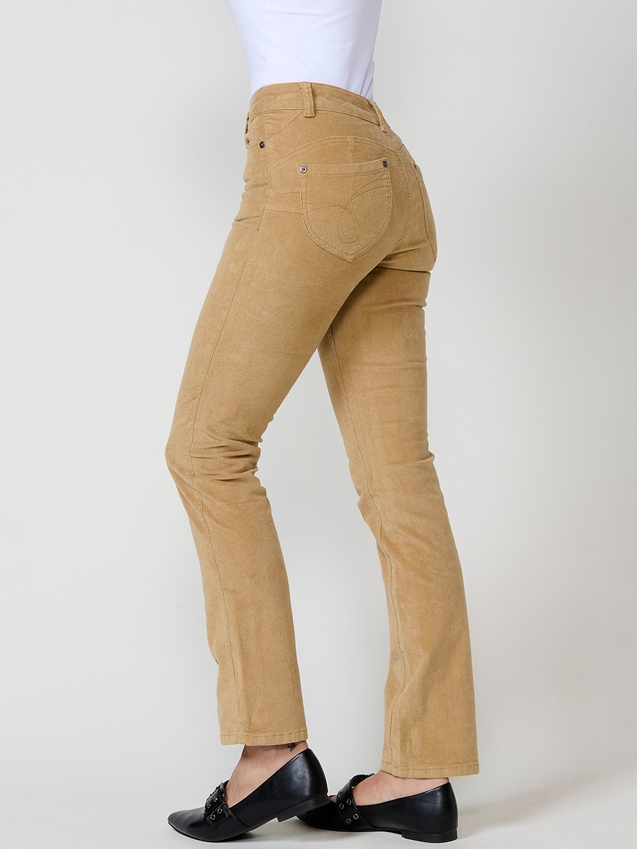 Pantalón de micropana elástica para mujer en color ocre. Corte regular con efecto doble push up, tiro medio y cinco bolsillos.
