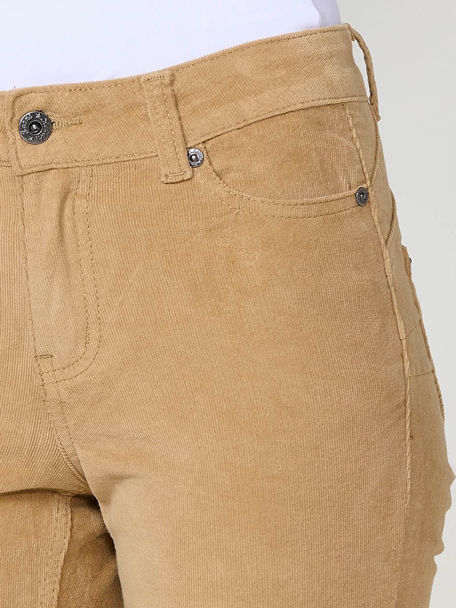 Pantalón de micropana elástica para mujer en color ocre. Corte regular con efecto doble push up, tiro medio y cinco bolsillos.