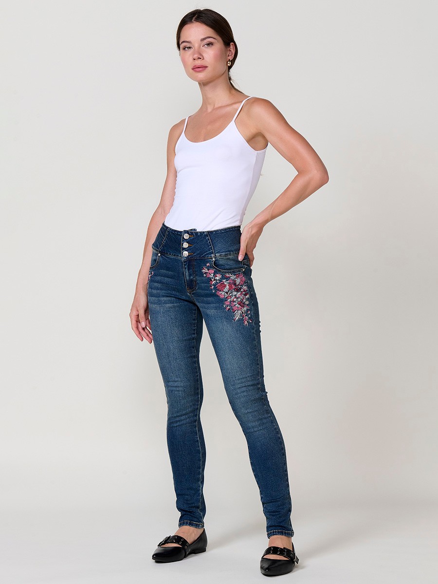 Jeans corset slim de mujer en denim azul oscuro elástico, tiro alto, cinco bolsillos y cierre con tres botones metálicos.