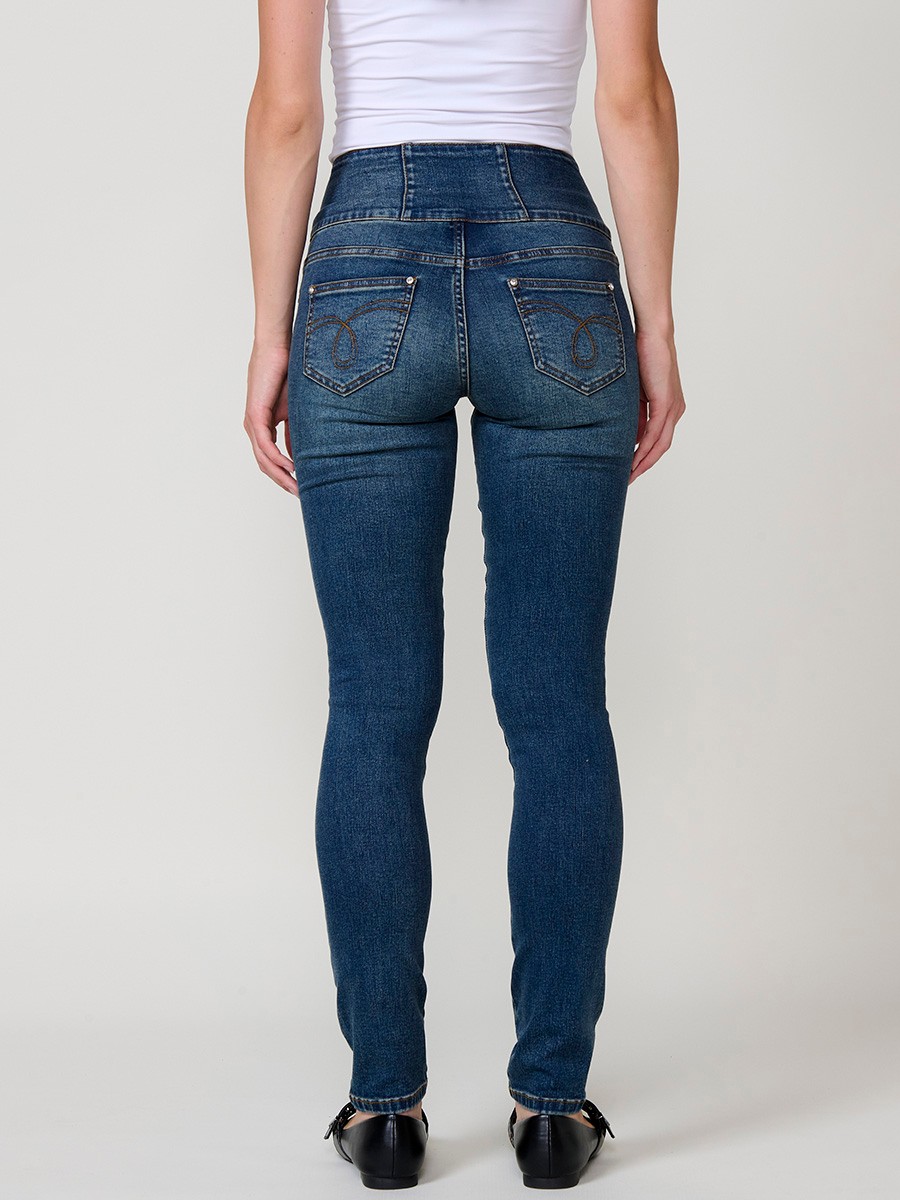Jeans corset slim de mujer en denim azul oscuro elástico, tiro alto, cinco bolsillos y cierre con tres botones metálicos.