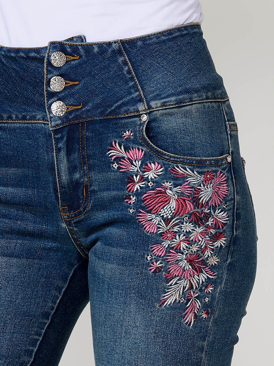 Jeans corset slim de mujer en denim azul oscuro elástico, tiro alto, cinco bolsillos y cierre con tres botones metálicos.