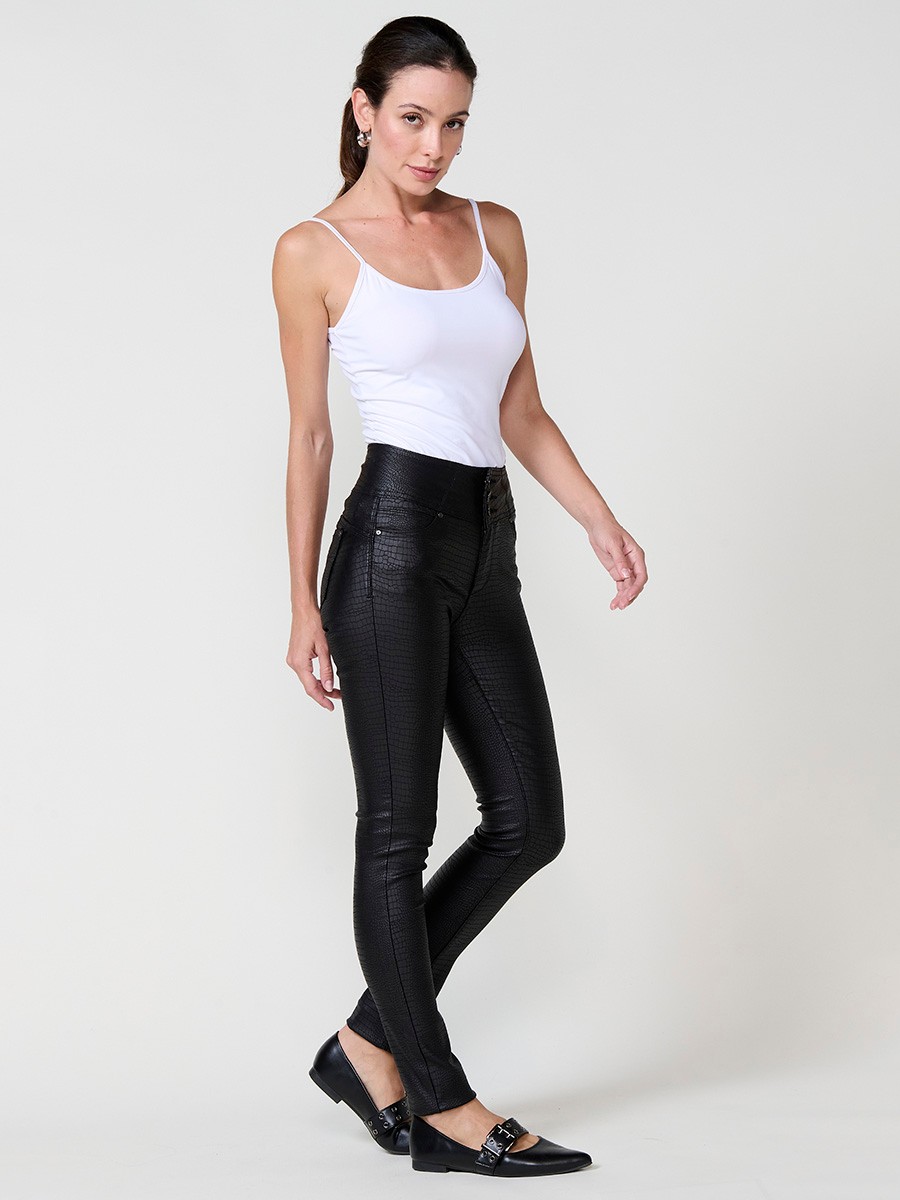 Pantalón corset slim de mujer con estampado piel de cocodrilo semibrillante, tiro alto y cierre con tres botones metálicos.