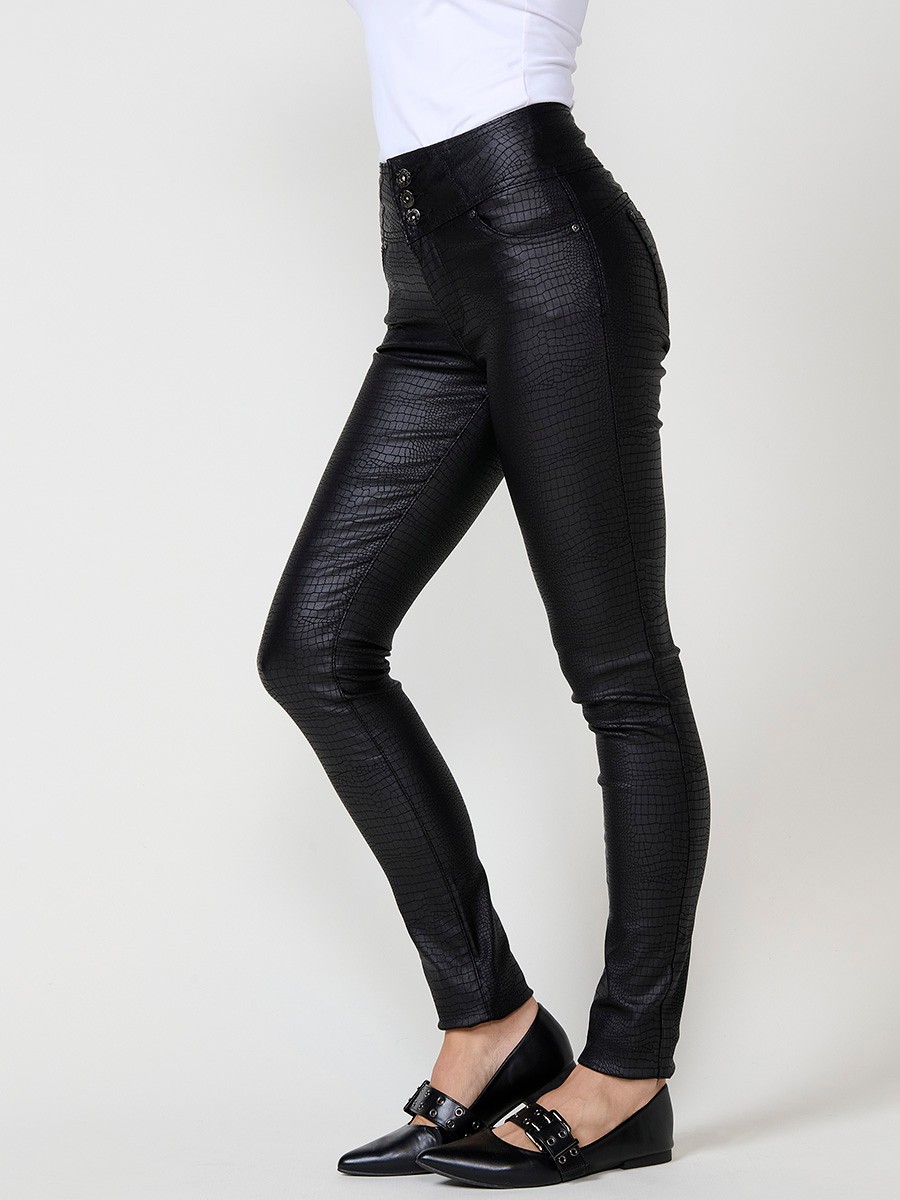 Pantalón corset slim de mujer con estampado piel de cocodrilo semibrillante, tiro alto y cierre con tres botones metálicos.