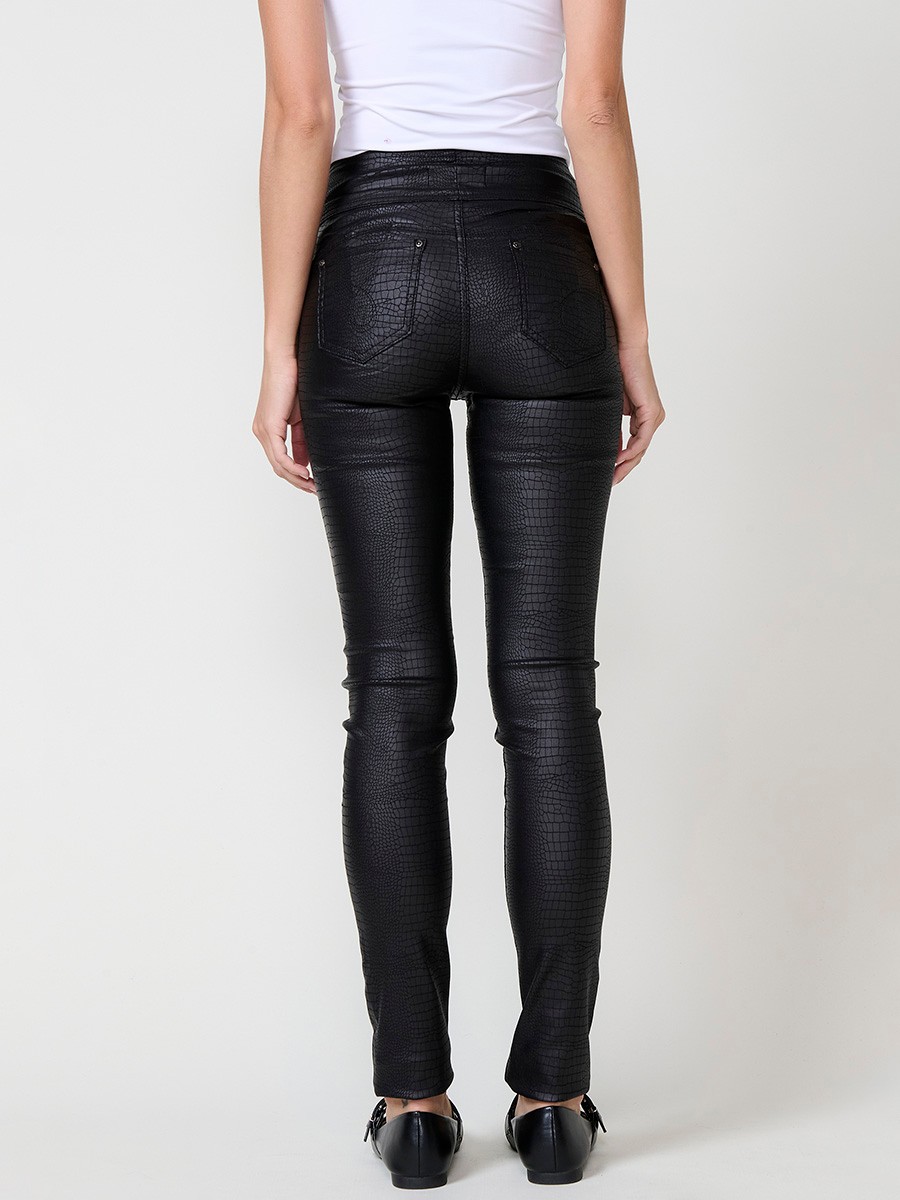 Pantalón corset slim de mujer con estampado piel de cocodrilo semibrillante, tiro alto y cierre con tres botones metálicos.