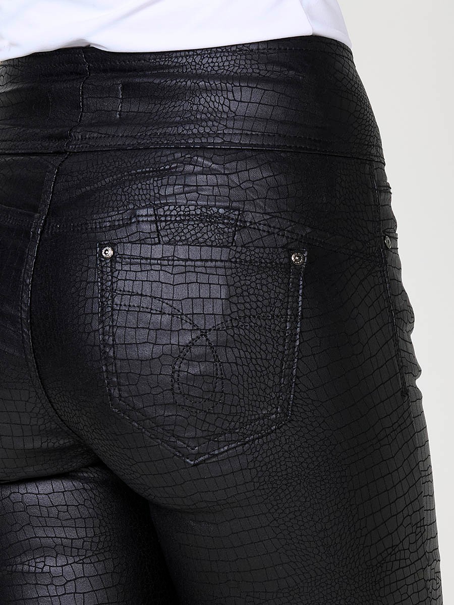Pantalón corset slim de mujer con estampado piel de cocodrilo semibrillante, tiro alto y cierre con tres botones metálicos.