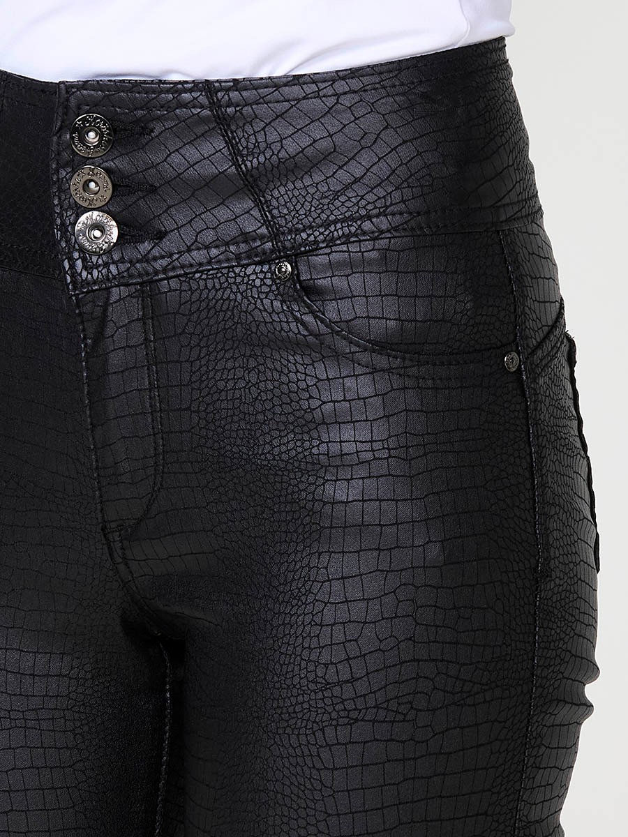 Pantalón corset slim de mujer con estampado piel de cocodrilo semibrillante, tiro alto y cierre con tres botones metálicos.