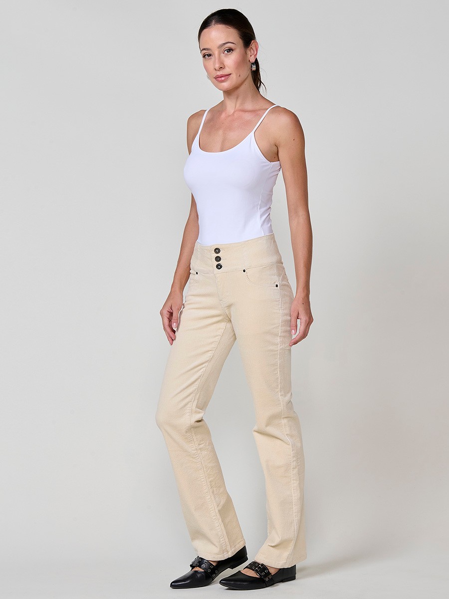 Pantalón de pana elástica de mujer corset boot cut, tiro alto, cinco bolsillos y cierre con tres botones metálicos blancos.