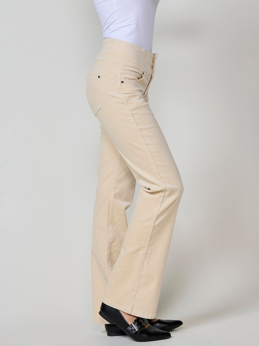 Pantalón de pana elástica de mujer corset boot cut, tiro alto, cinco bolsillos y cierre con tres botones metálicos blancos.