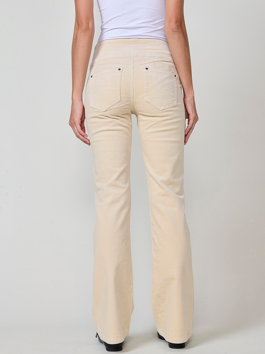 Pantalón de pana elástica de mujer corset boot cut, tiro alto, cinco bolsillos y cierre con tres botones metálicos blancos.