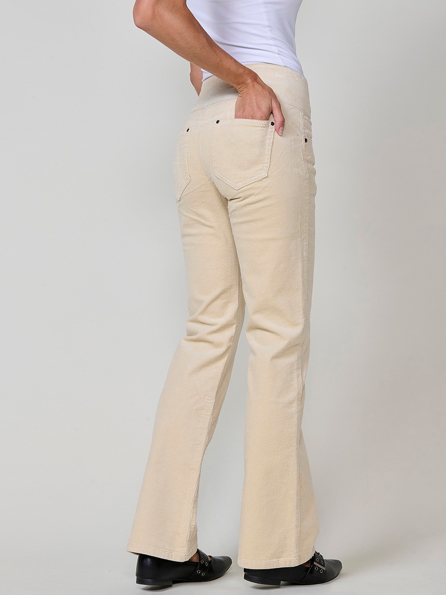 Pantalón de pana elástica de mujer corset boot cut, tiro alto, cinco bolsillos y cierre con tres botones metálicos blancos.