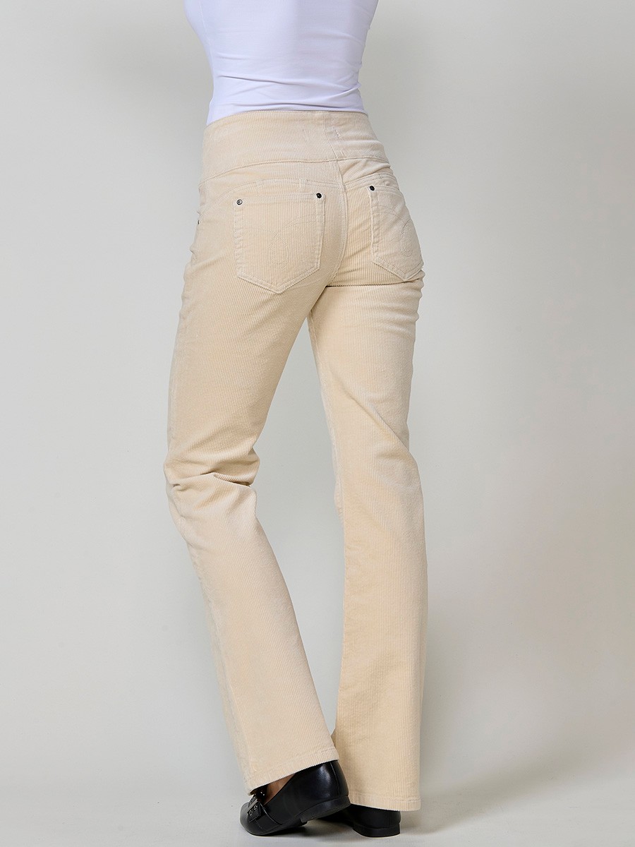 Pantalón de pana elástica de mujer corset boot cut, tiro alto, cinco bolsillos y cierre con tres botones metálicos blancos.