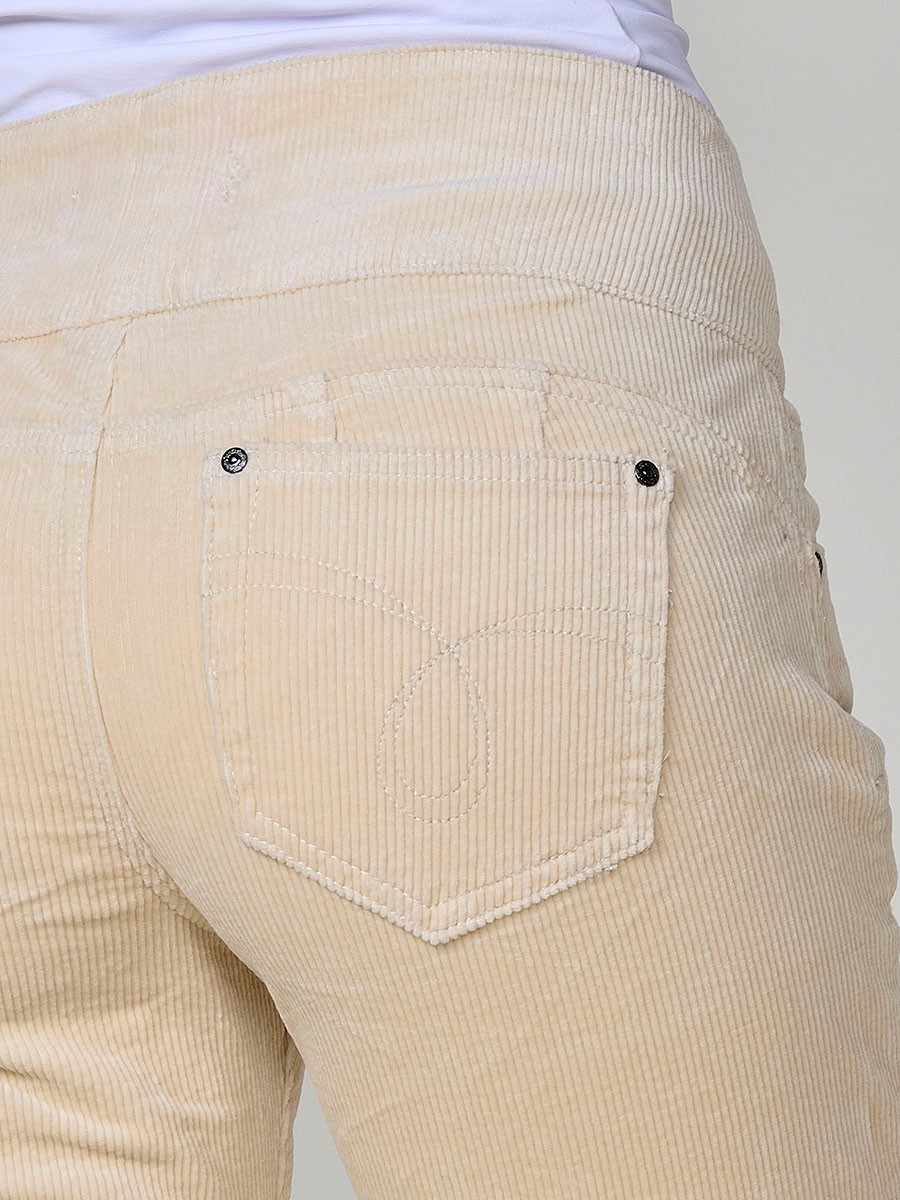 Pantalón de pana elástica de mujer corset boot cut, tiro alto, cinco bolsillos y cierre con tres botones metálicos blancos.