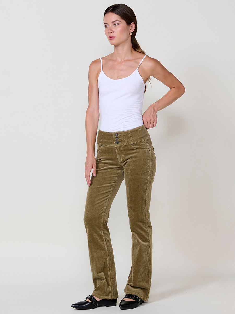 Pantalón de pana elástica de mujer corset boot cut en color kaki, tiro alto, cinco bolsillos y tres botones metálicos.