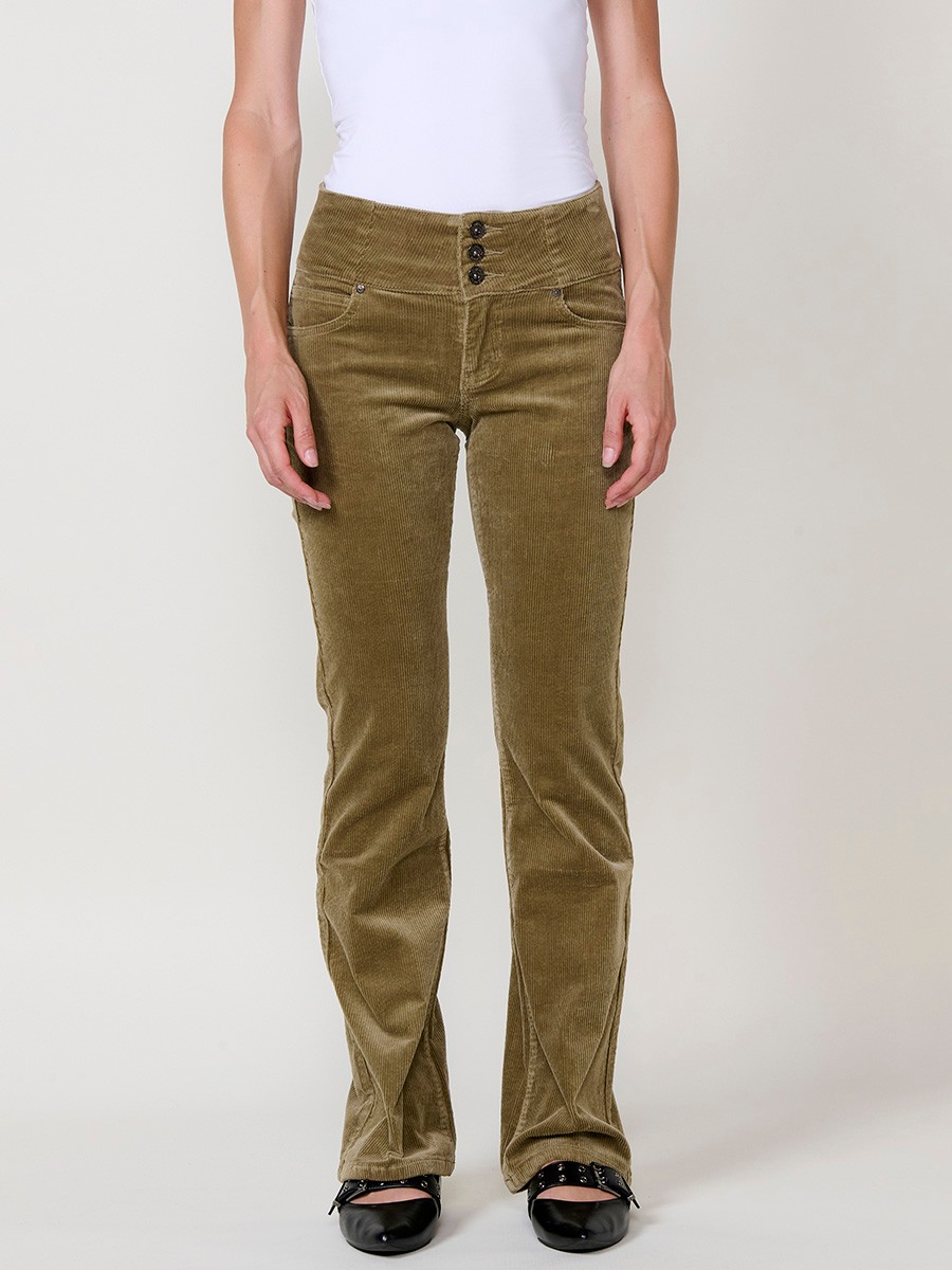 Pantalón de pana elástica de mujer corset boot cut en color kaki, tiro alto, cinco bolsillos y tres botones metálicos.