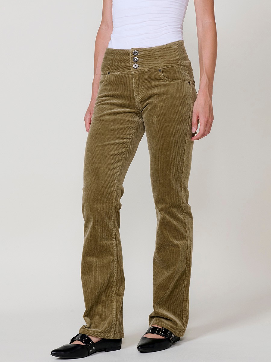 Pantalón de pana elástica de mujer corset boot cut en color kaki, tiro alto, cinco bolsillos y tres botones metálicos.