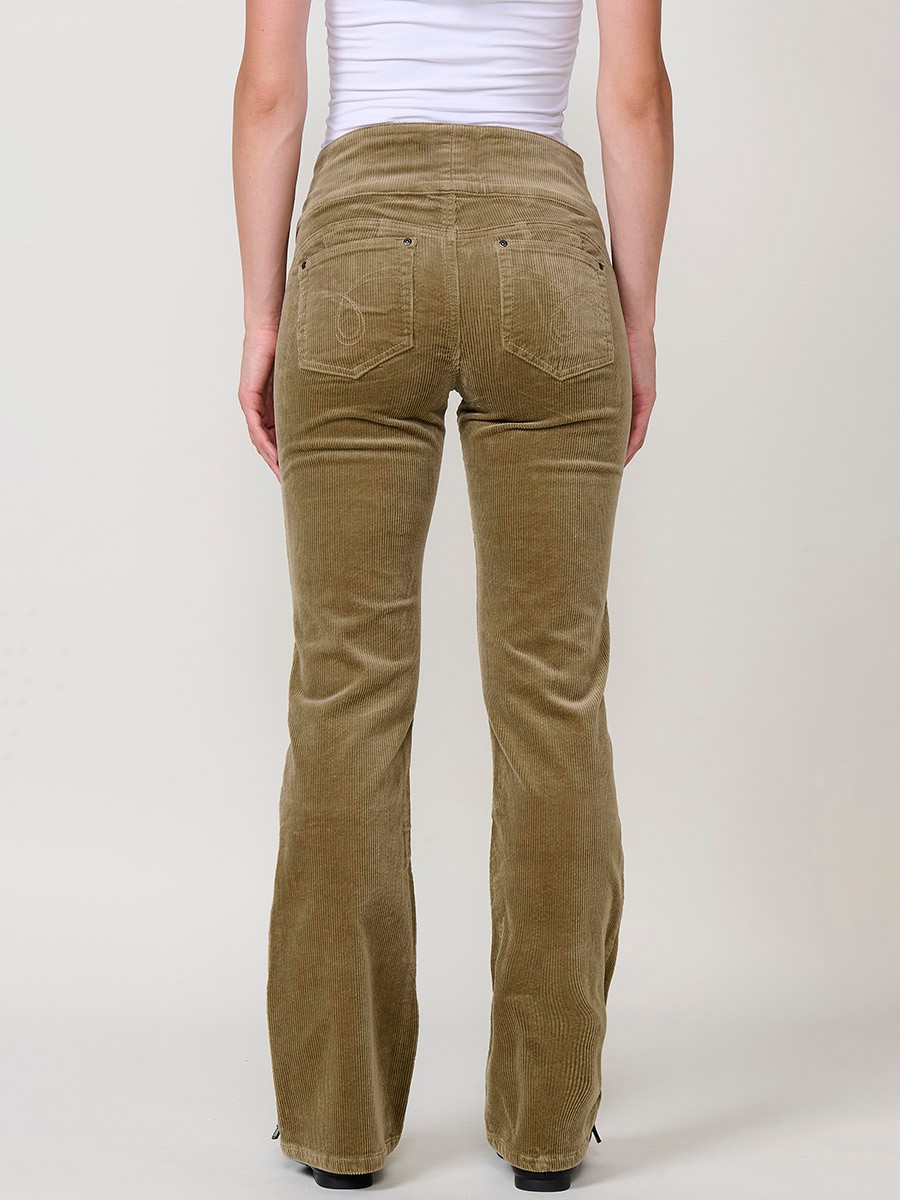Pantalón de pana elástica de mujer corset boot cut en color kaki, tiro alto, cinco bolsillos y tres botones metálicos.