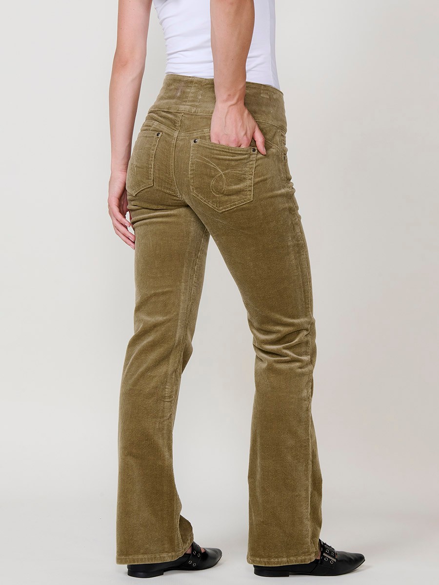 Pantalón de pana elástica de mujer corset boot cut en color kaki, tiro alto, cinco bolsillos y tres botones metálicos.