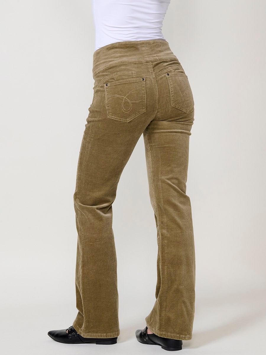 Pantalón de pana elástica de mujer corset boot cut en color kaki, tiro alto, cinco bolsillos y tres botones metálicos.