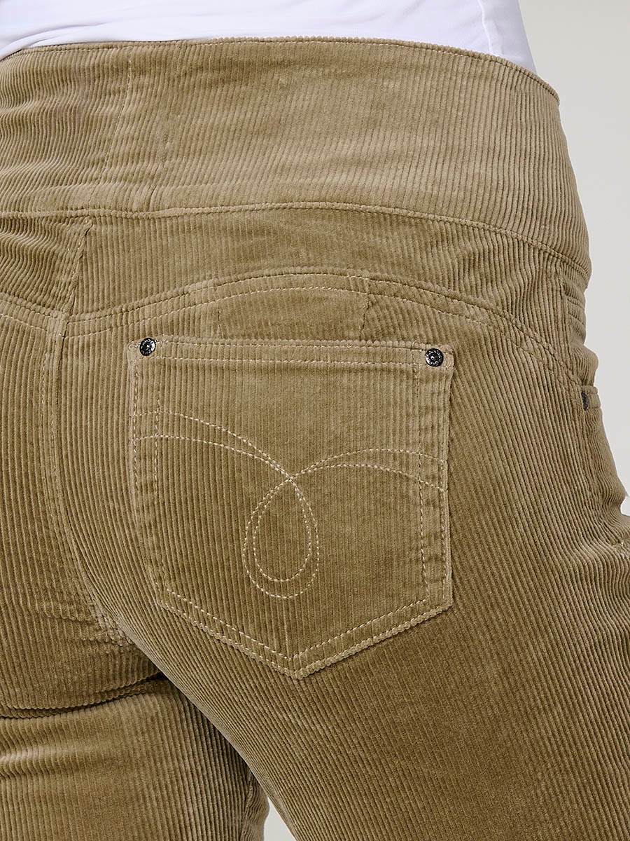 Pantalón de pana elástica de mujer corset boot cut en color kaki, tiro alto, cinco bolsillos y tres botones metálicos.