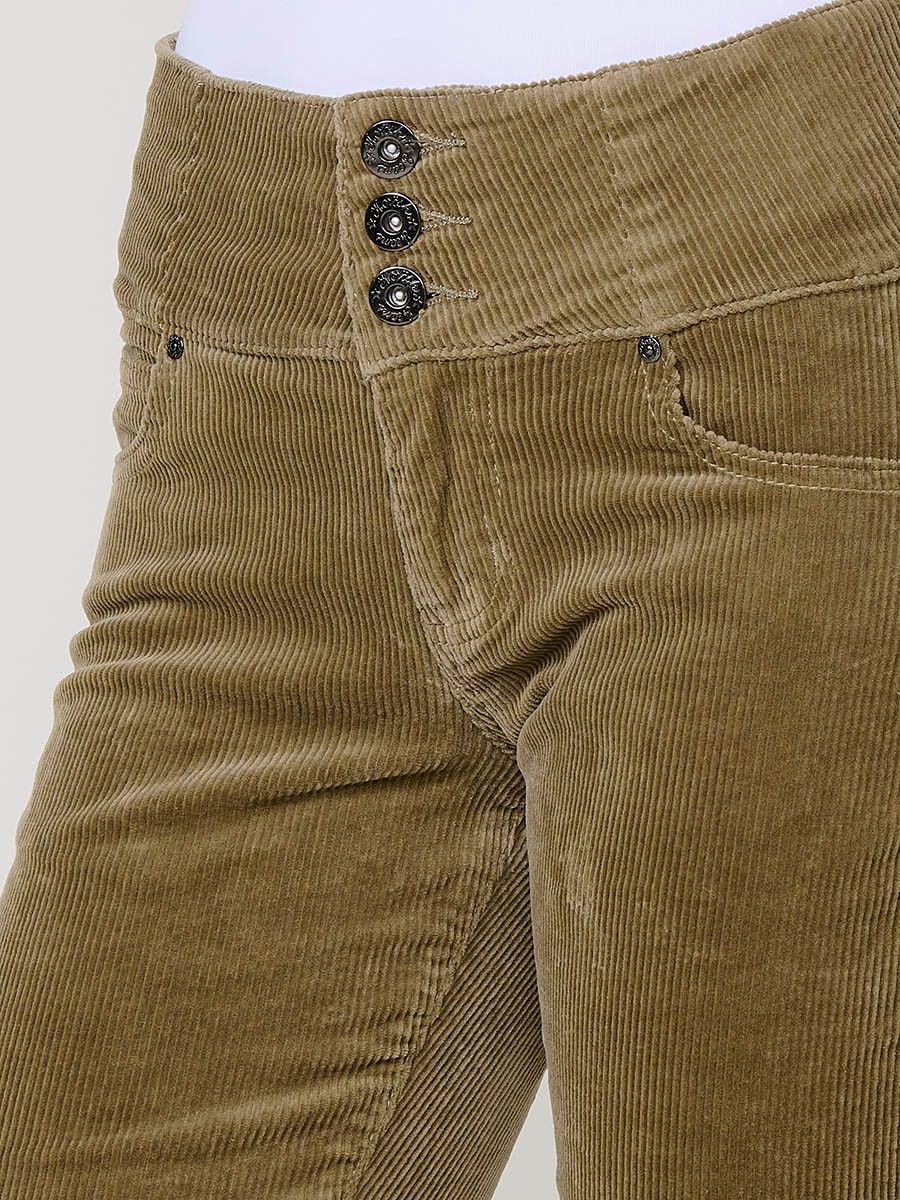 Pantalón de pana elástica de mujer corset boot cut en color kaki, tiro alto, cinco bolsillos y tres botones metálicos.