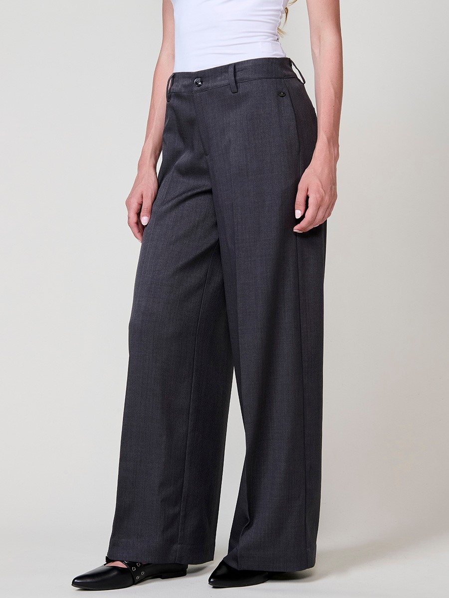 Women’s wide-leg high-rise pants with side pockets, belt loops, faux back welt pockets and Koröshi logo plate.