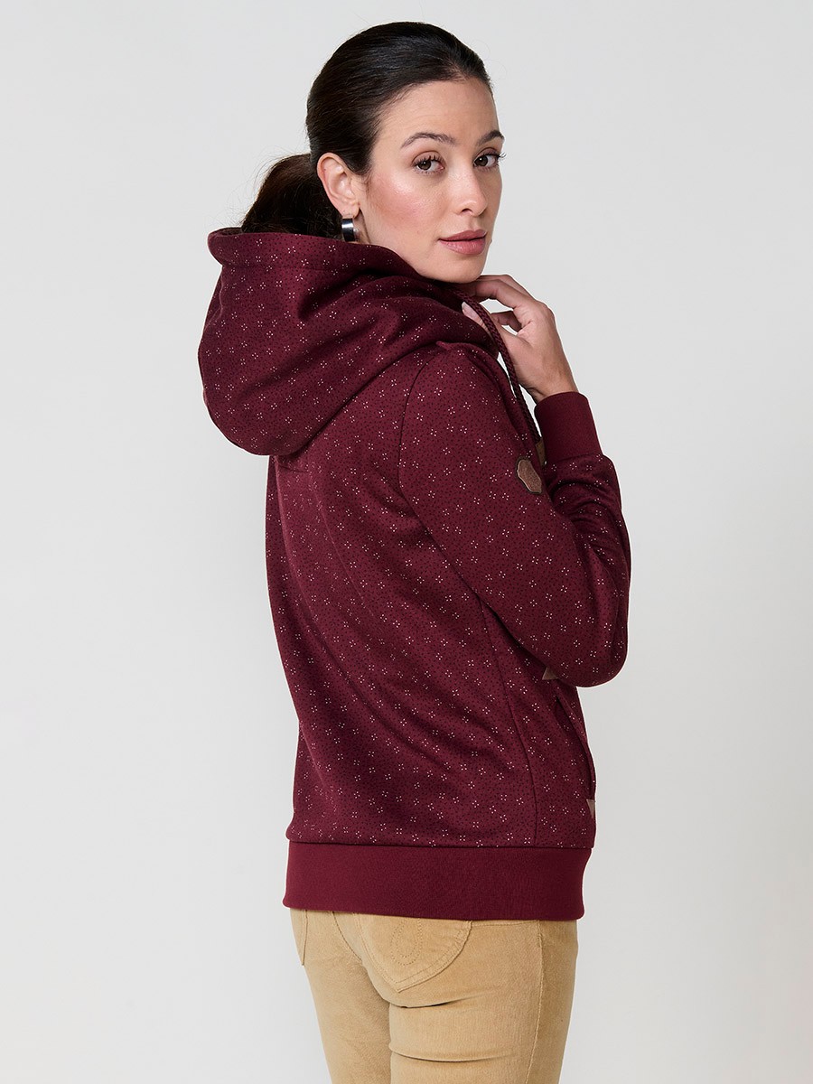 Sudadera abierta de mujer con capucha en color granate, tejido doble cara felpa estampada y polar interior, cremallera diagonal con tirador negro Koröshi.